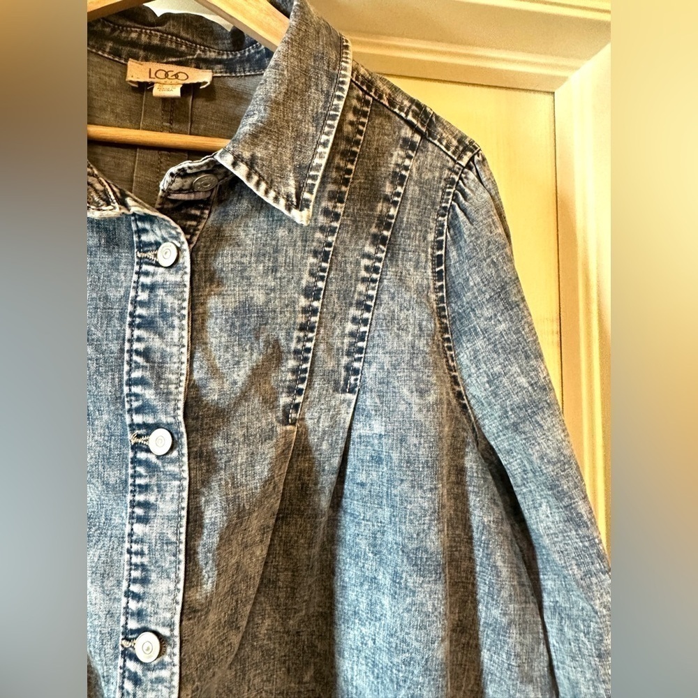 LOGO by Lori Goldstein denim button up jacket with pintuck detail - Picture 5 of 9